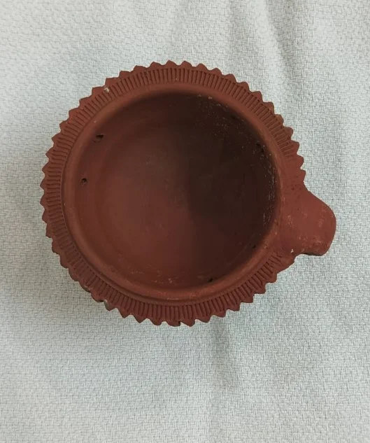 clay dhoop daani, mitti dhoop daani, dhoop daani with handle, incense holder clay, terracotta dhoop stand, handmade dhoop daani, pooja dhoop burner, loban burner clay, sambrani dhoop holder, clay incense burner, traditional dhoop stand, eco-friendly incense holder, clay camphor burner, spiritual clay items, mitti dhuni stand