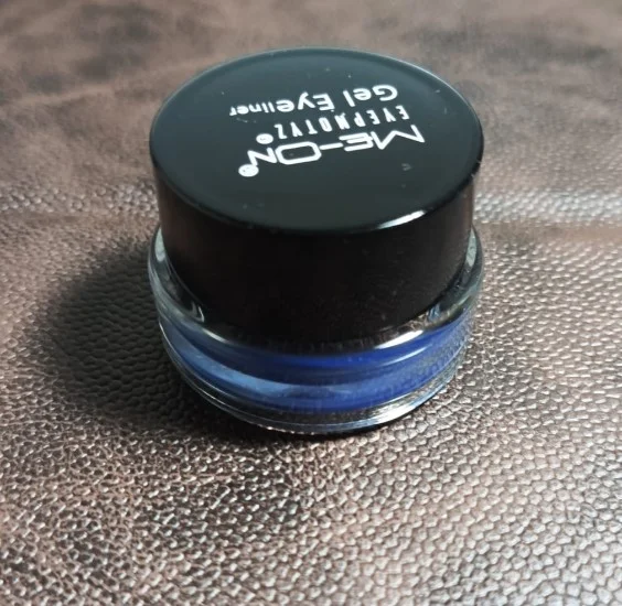 Mohini Kajal is a sacred, energized eye kajal prepared using rare tantric herbs, pure cow ghee, camphor, and natural soot, charged with the Mohini Akarshan Mantra. Inspired by Mohini, the divine enchantress form of Lord Vishnu, this kajal is used to enhance aura, attraction, and charm, and is believed to invoke divine magnetism that draws love, attention, and favor. Used by sadhaks, spiritual seekers, and those desiring love or influence, Mohini Kajal works both as a traditional eye cosmetic and a powerful spiritual tool.
